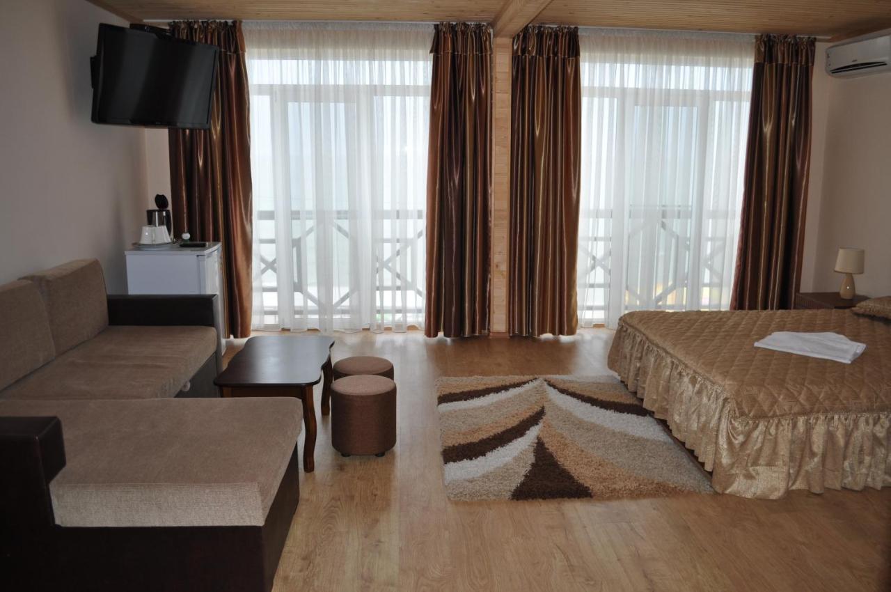 Веселий Кут Hotel Zaliznîi Port Exterior foto