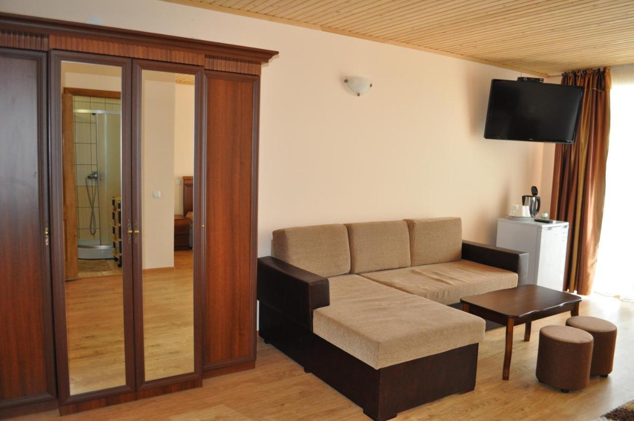 Веселий Кут Hotel Zaliznîi Port Exterior foto