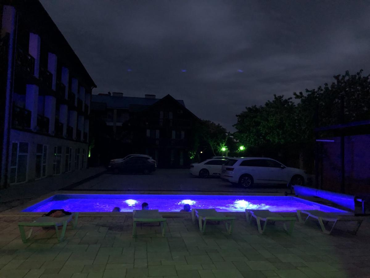 Веселий Кут Hotel Zaliznîi Port Exterior foto