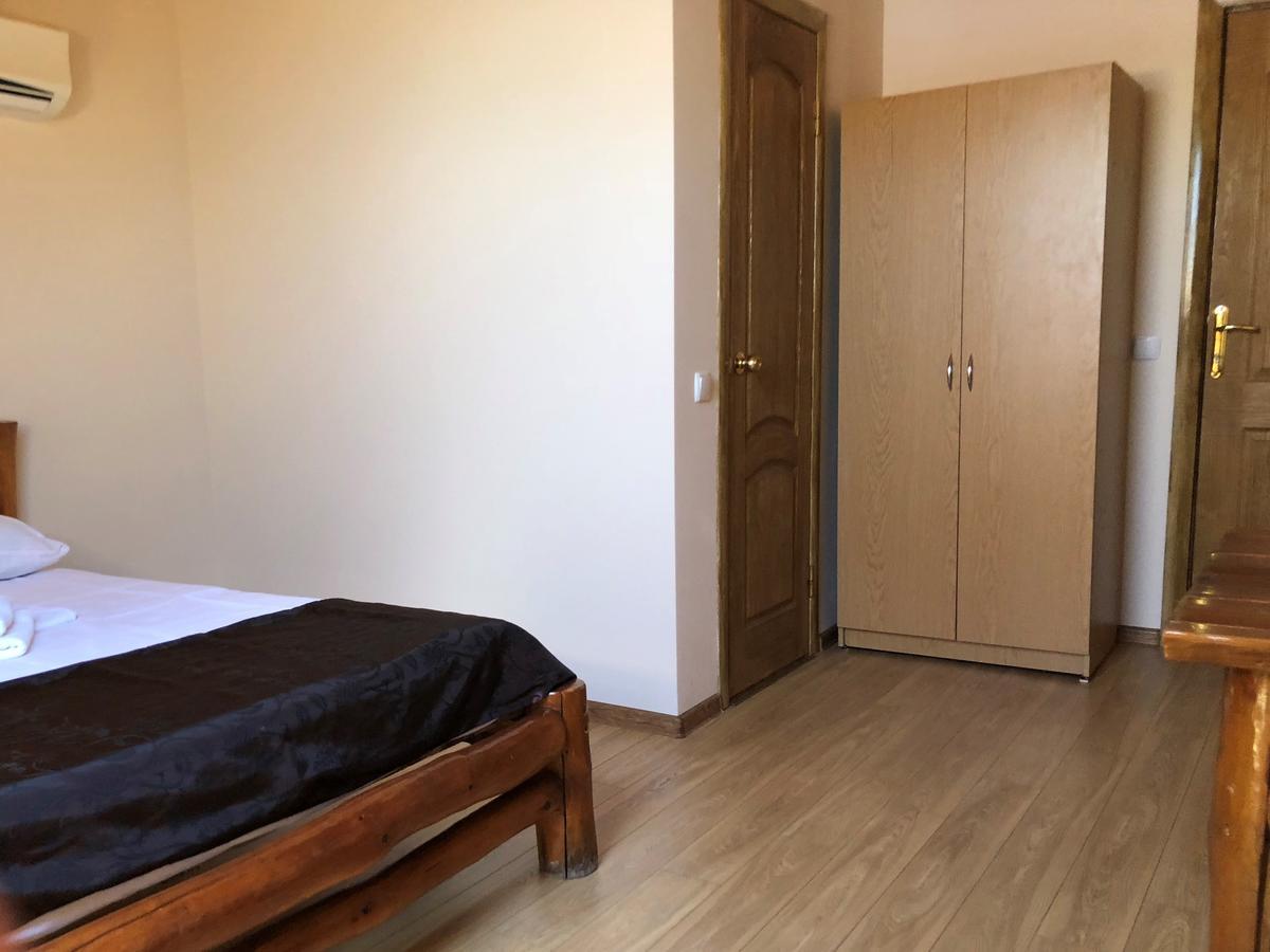 Веселий Кут Hotel Zaliznîi Port Exterior foto